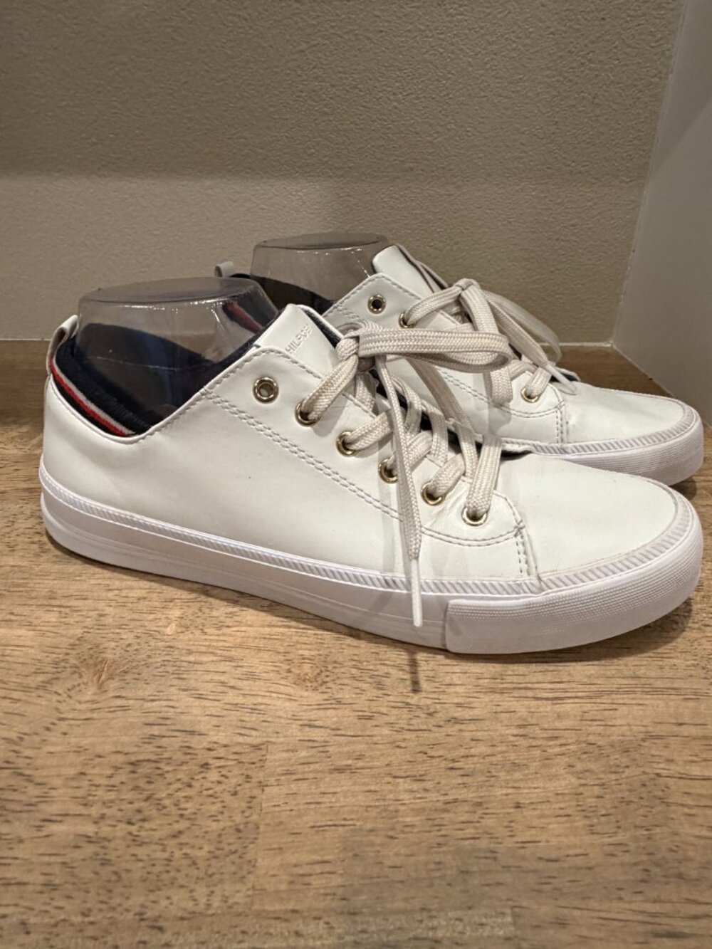 Tommy Hilfiger White Sneakers Size 8.5 - Low Top Casual Shoes - Picture 7 of 9